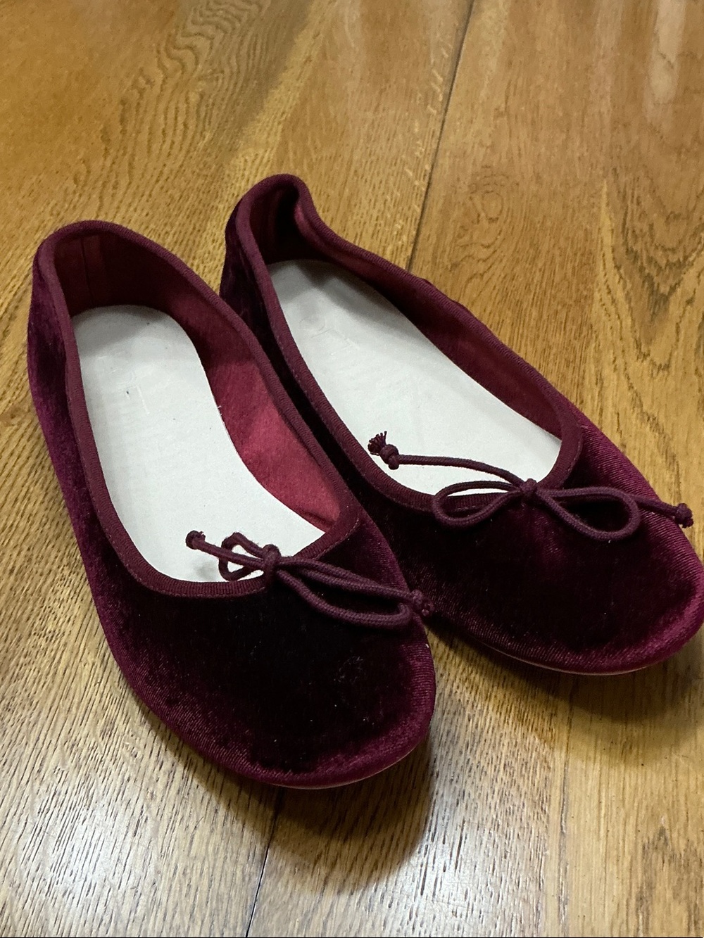 Woman’s LOFT ruby velvet flat. Size 8. Front bow. Padded inner sole. Barely worn